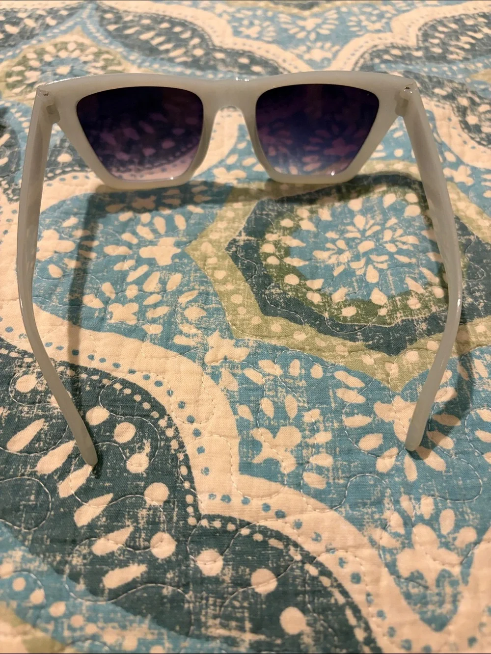 Stylish Gray Sunglasses with Purple Gradient Lenses